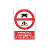 SEÑAL POLIESTIRENO 297X210MM PROHIBIDO ENTRADA A VEHÍCULOS. EL DISEÑO DE LA SEÑAL PUEDE VARIAR, PERO EN NINGÚN CASO